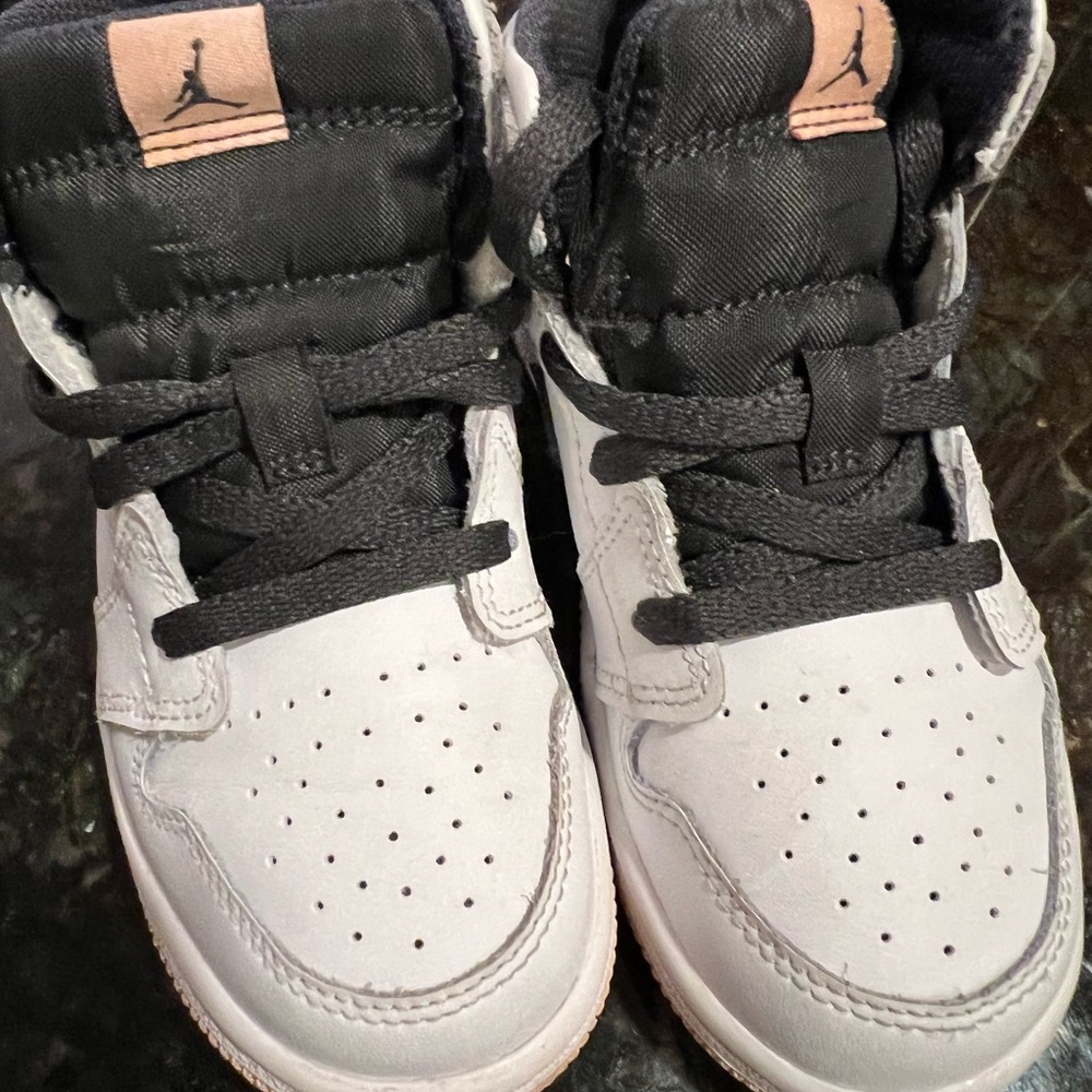 Kids Jordan kid tops like new size 9